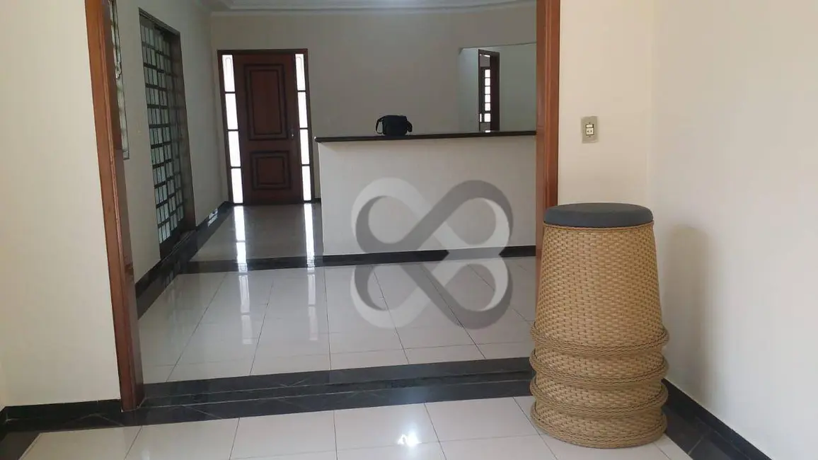 Casa com 3 quartos à venda, 409m2 em Londrina - PR - imagem 5 Foto 5 de Casa com 3 quartos à venda, 409m2 em Londrina - PR