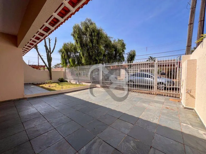 Foto 2 de Casa com 3 quartos para alugar, 330m2 em Pinheiros, Londrina - PR