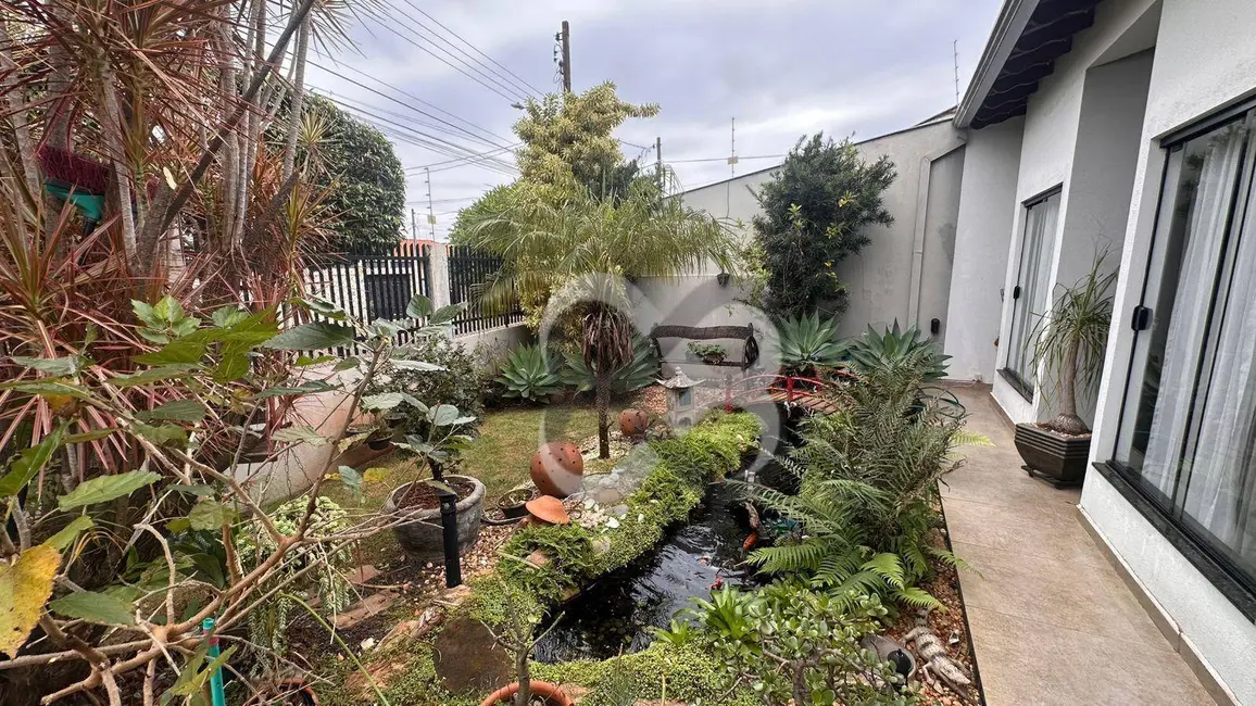 Foto 2 de Casa com 3 quartos à venda, 300m2 em Londrina - PR