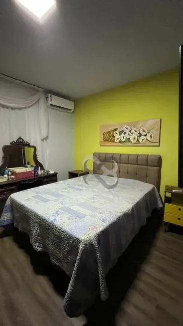 Casa com 3 quartos à venda, 450m2 em Champagnat, Londrina - PR - imagem 9 Foto 9 de Casa com 3 quartos à venda, 450m2 em Champagnat, Londrina - PR