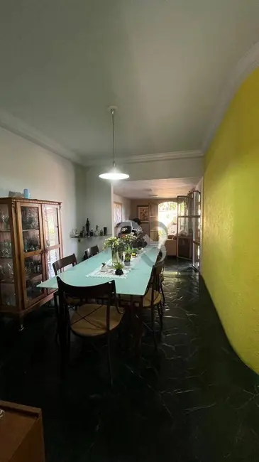 Casa com 3 quartos à venda, 450m2 em Champagnat, Londrina - PR - imagem 3 Foto 3 de Casa com 3 quartos à venda, 450m2 em Champagnat, Londrina - PR
