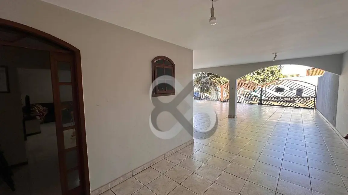 Sobrado com 4 quartos à venda, 250m2 em Londrina - PR - imagem 6 Foto 6 de Sobrado com 4 quartos à venda, 250m2 em Londrina - PR