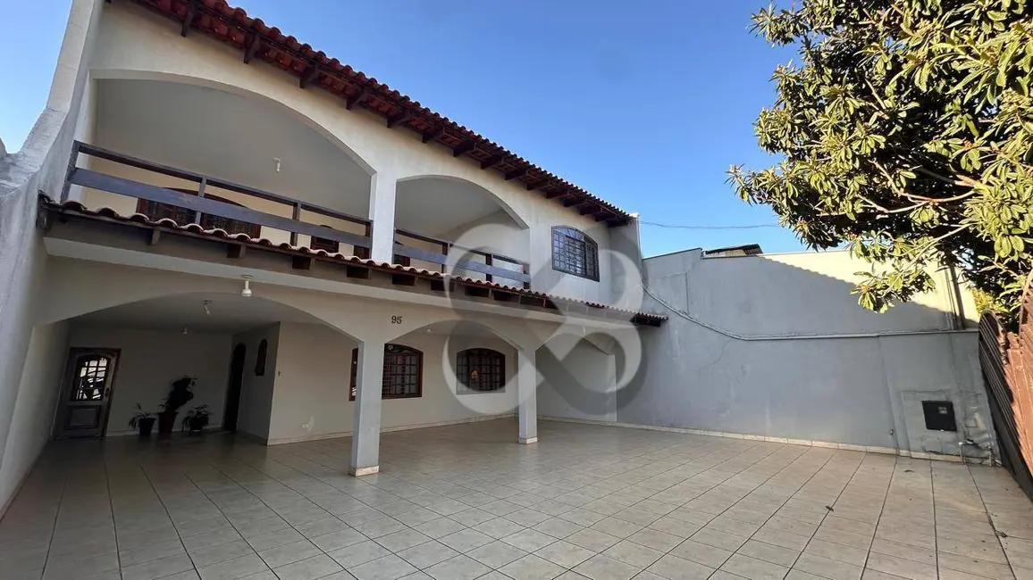 Sobrado com 4 quartos à venda, 250m2 em Londrina - PR - imagem 1 Foto 1 de Sobrado com 4 quartos à venda, 250m2 em Londrina - PR