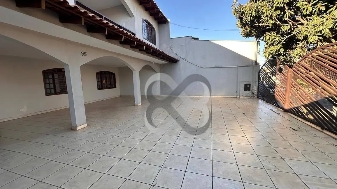 Sobrado com 4 quartos à venda, 250m2 em Londrina - PR - imagem 2 Foto 2 de Sobrado com 4 quartos à venda, 250m2 em Londrina - PR