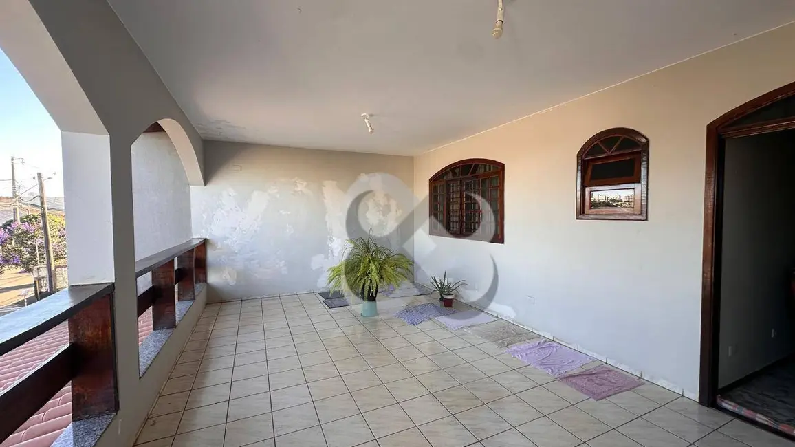 Sobrado com 4 quartos à venda, 250m2 em Londrina - PR - imagem 4 Foto 4 de Sobrado com 4 quartos à venda, 250m2 em Londrina - PR