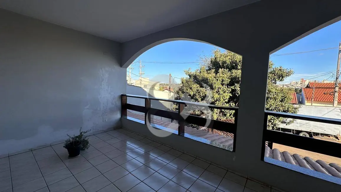 Sobrado com 4 quartos à venda, 250m2 em Londrina - PR - imagem 3 Foto 3 de Sobrado com 4 quartos à venda, 250m2 em Londrina - PR