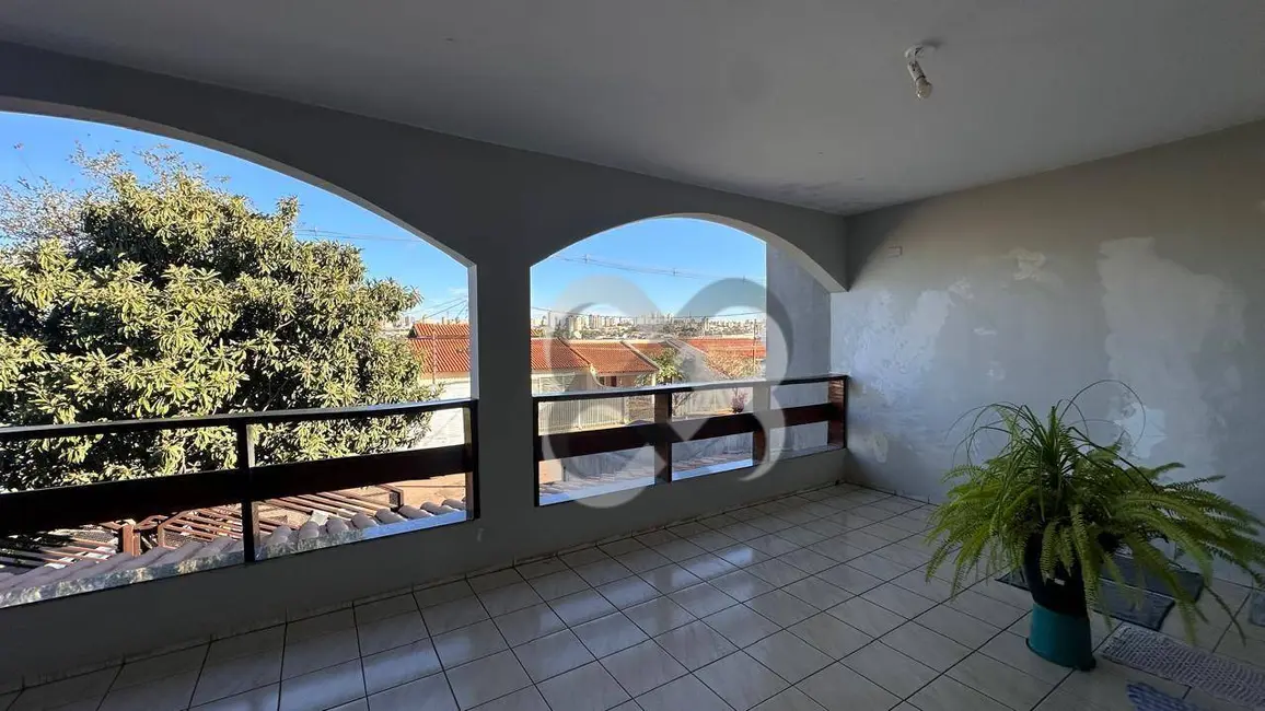 Sobrado com 4 quartos à venda, 250m2 em Londrina - PR - imagem 5 Foto 5 de Sobrado com 4 quartos à venda, 250m2 em Londrina - PR