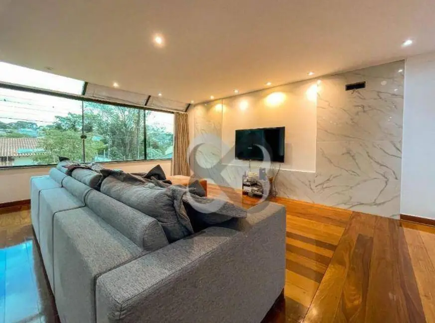 Casa com 5 quartos à venda e para alugar, 500m2 em Jardim Nápoles, Londrina - PR - imagem 4 Foto 4 de Casa com 5 quartos à venda e para alugar, 500m2 em Jardim Nápoles, Londrina - PR