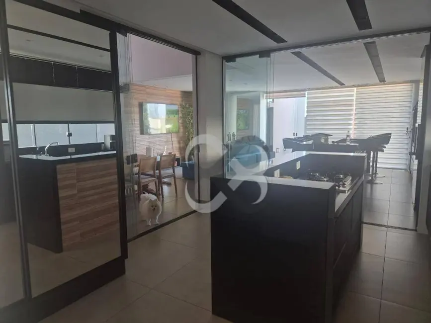 Casa de Condomínio com 3 quartos à venda, 362m2 em Condomínio Royal Golf Residence, Londrina - PR - imagem 8 Foto 8 de Casa de Condomínio com 3 quartos à venda, 362m2 em Condomínio Royal Golf Residence, Londrina - PR