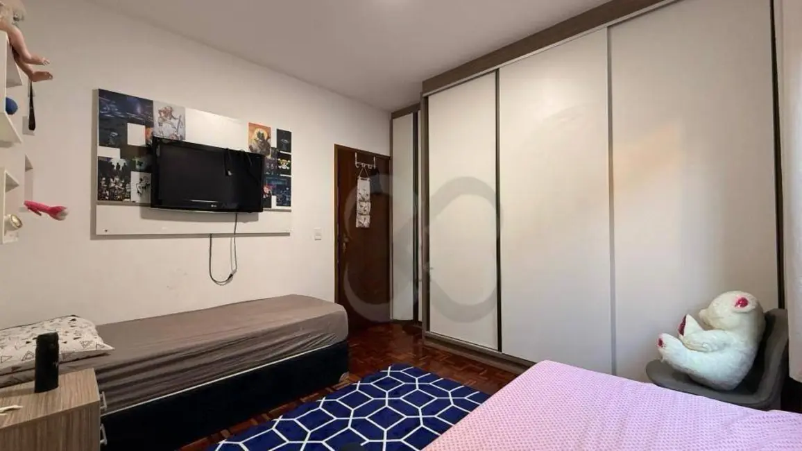 Casa com 3 quartos à venda, 400m2 em Coliseu, Londrina - PR - imagem 9 Foto 9 de Casa com 3 quartos à venda, 400m2 em Coliseu, Londrina - PR