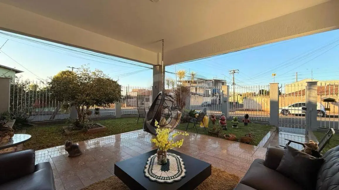 Casa com 3 quartos à venda, 400m2 em Coliseu, Londrina - PR - imagem 2 Foto 2 de Casa com 3 quartos à venda, 400m2 em Coliseu, Londrina - PR