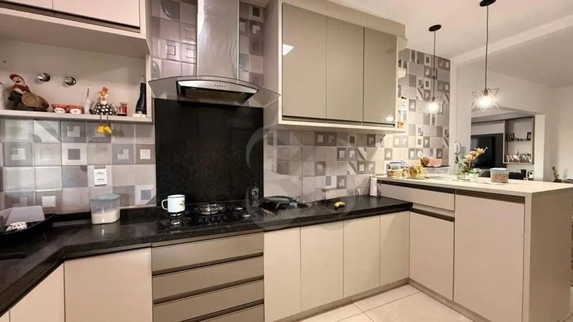 Casa com 3 quartos à venda, 400m2 em Coliseu, Londrina - PR - imagem 6 Foto 6 de Casa com 3 quartos à venda, 400m2 em Coliseu, Londrina - PR