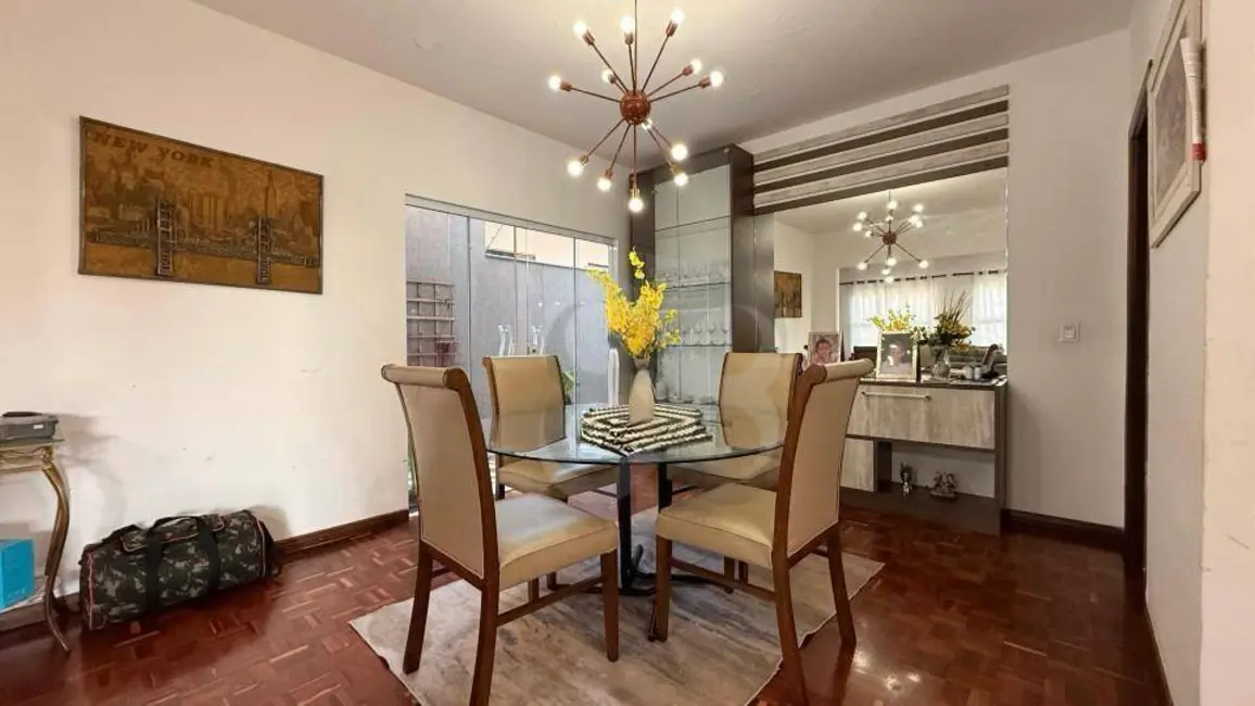 Casa com 3 quartos à venda, 400m2 em Coliseu, Londrina - PR - imagem 4 Foto 4 de Casa com 3 quartos à venda, 400m2 em Coliseu, Londrina - PR