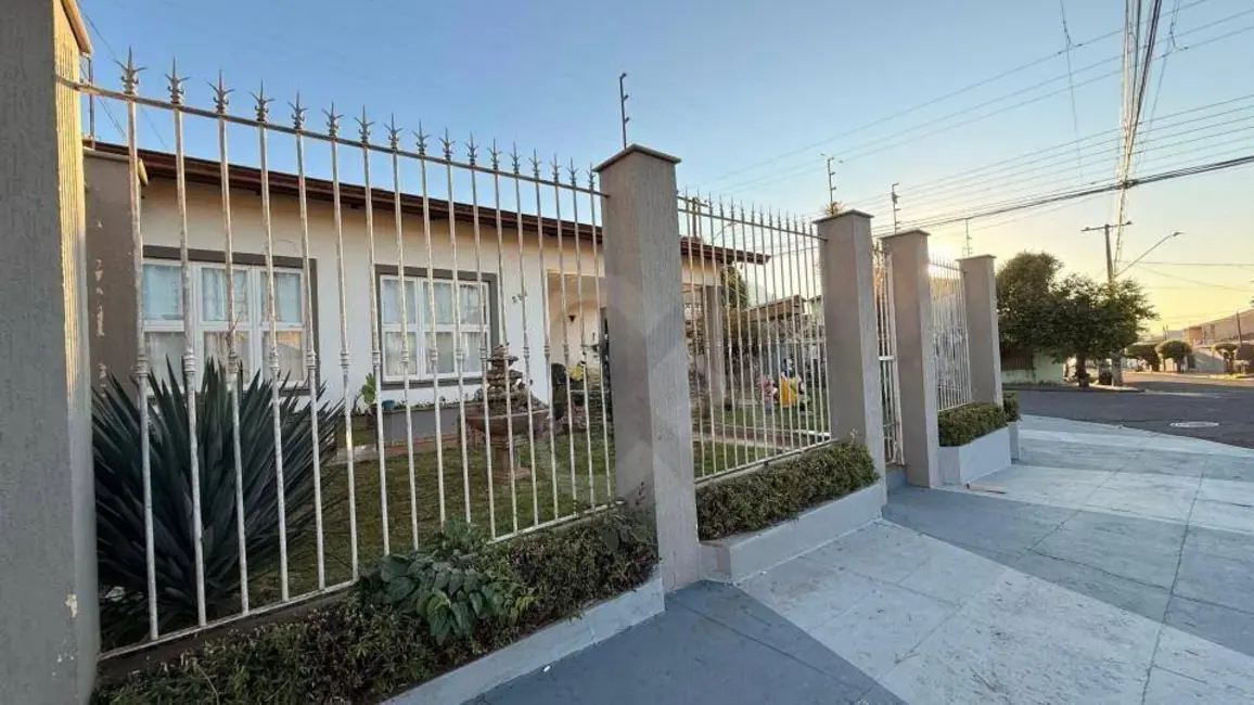 Foto 1 de Casa com 3 quartos à venda, 400m2 em Coliseu, Londrina - PR