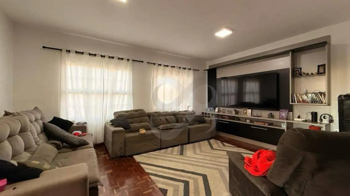 Casa com 3 quartos à venda, 400m2 em Coliseu, Londrina - PR - imagem 3 Foto 3 de Casa com 3 quartos à venda, 400m2 em Coliseu, Londrina - PR