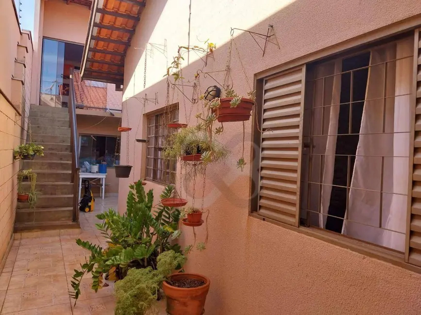 Casa com 3 quartos à venda, 280m2 em Londrina - PR - imagem 5 Foto 5 de Casa com 3 quartos à venda, 280m2 em Londrina - PR