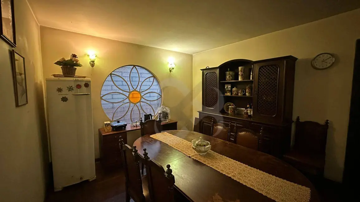 Sobrado com 4 quartos à venda, 357m2 em Iguaçu, Londrina - PR - imagem 8 Foto 8 de Sobrado com 4 quartos à venda, 357m2 em Iguaçu, Londrina - PR