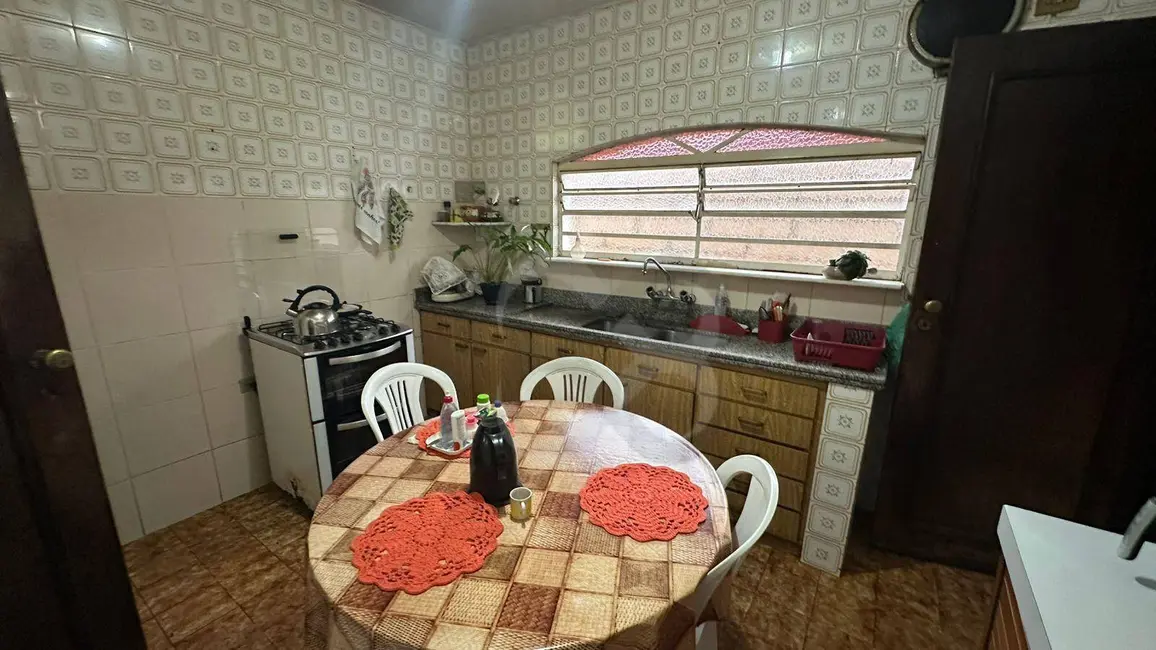 Sobrado com 4 quartos à venda, 357m2 em Iguaçu, Londrina - PR - imagem 6 Foto 6 de Sobrado com 4 quartos à venda, 357m2 em Iguaçu, Londrina - PR