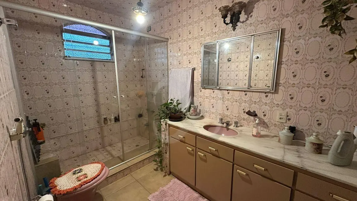 Sobrado com 4 quartos à venda, 357m2 em Iguaçu, Londrina - PR - imagem 9 Foto 9 de Sobrado com 4 quartos à venda, 357m2 em Iguaçu, Londrina - PR