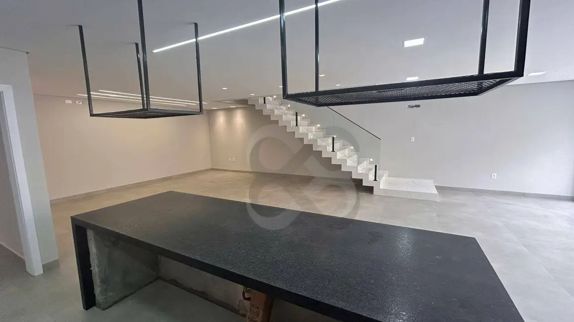 Casa com 3 quartos à venda, 250m2 em Universitário, Londrina - PR - imagem 6 Foto 6 de Casa com 3 quartos à venda, 250m2 em Universitário, Londrina - PR