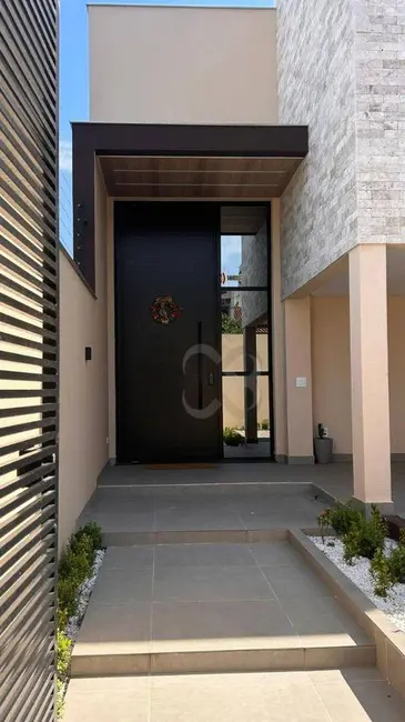 Casa com 3 quartos à venda, 250m2 em Universitário, Londrina - PR - imagem 2 Foto 2 de Casa com 3 quartos à venda, 250m2 em Universitário, Londrina - PR