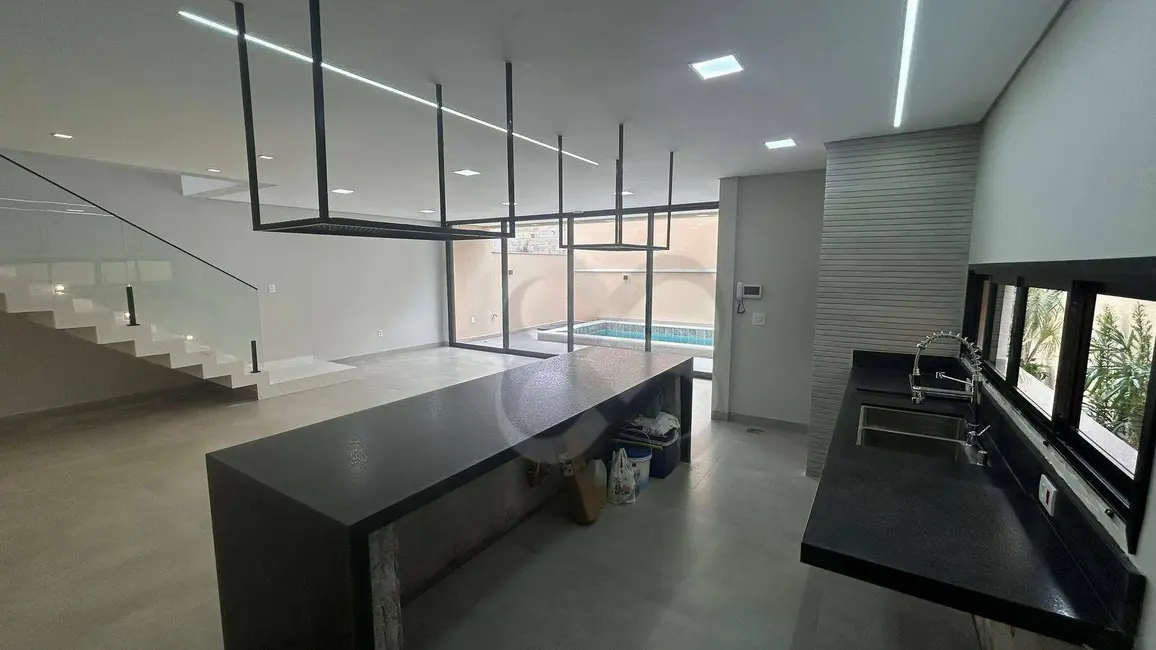 Casa com 3 quartos à venda, 250m2 em Universitário, Londrina - PR - imagem 4 Foto 4 de Casa com 3 quartos à venda, 250m2 em Universitário, Londrina - PR