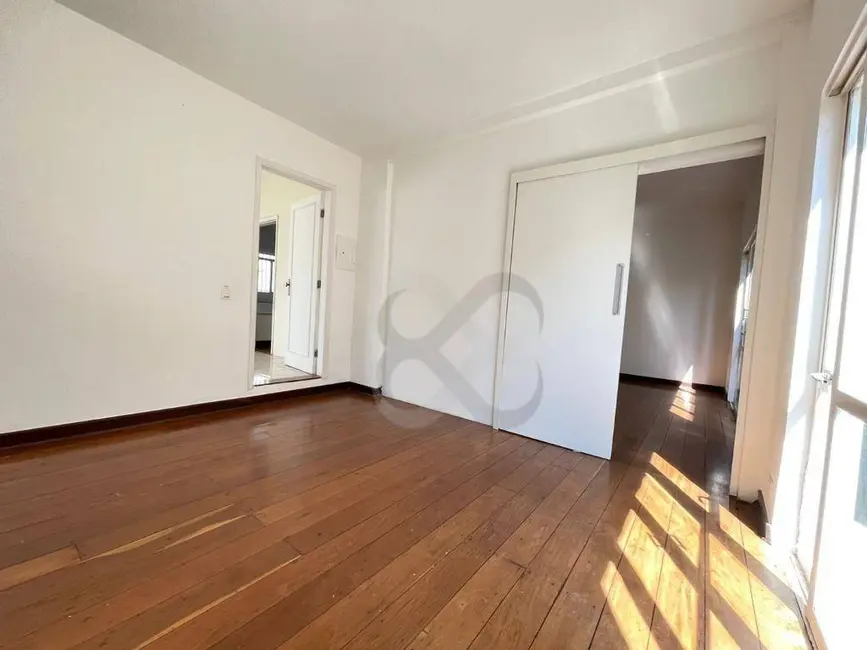 Casa com 4 quartos à venda e para alugar, 550m2 em Centro, Londrina - PR - imagem 7 Foto 7 de Casa com 4 quartos à venda e para alugar, 550m2 em Centro, Londrina - PR