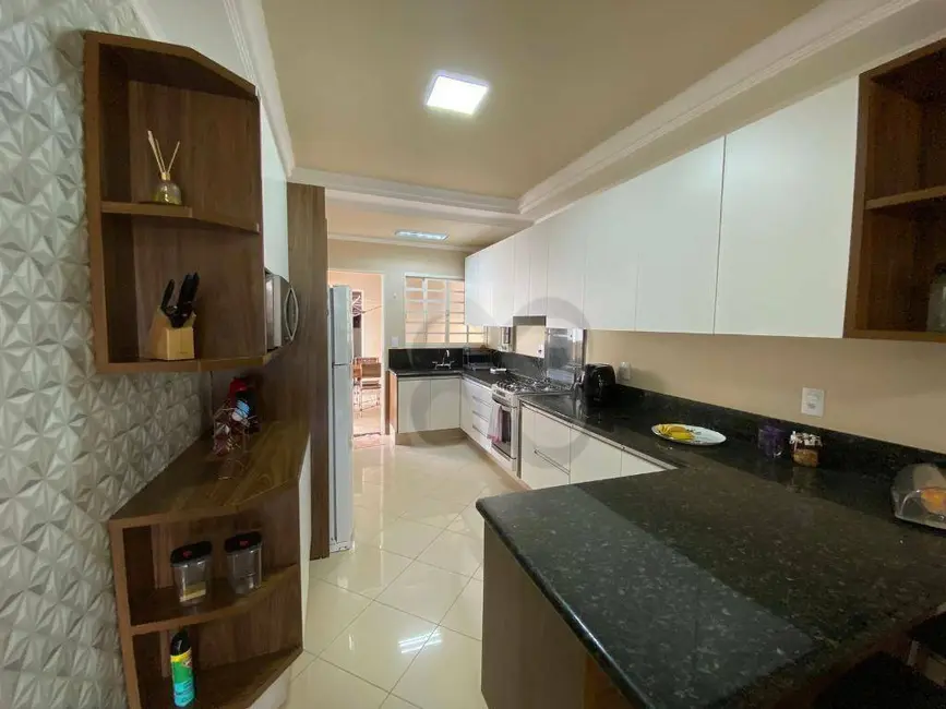 Casa de Condomínio com 3 quartos à venda, 250m2 em Aragarça, Londrina - PR - imagem 8 Foto 8 de Casa de Condomínio com 3 quartos à venda, 250m2 em Aragarça, Londrina - PR