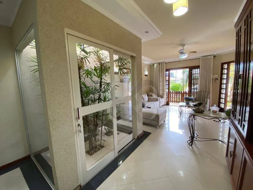 Casa de Condomínio com 3 quartos à venda, 250m2 em Aragarça, Londrina - PR - imagem 5 Foto 5 de Casa de Condomínio com 3 quartos à venda, 250m2 em Aragarça, Londrina - PR