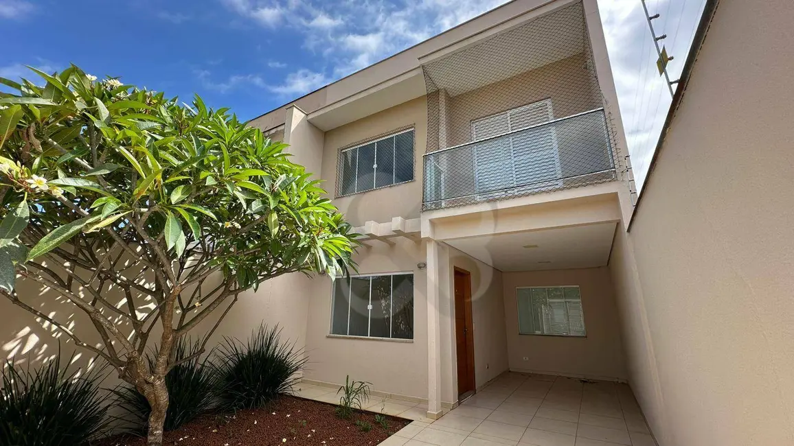 Sobrado com 3 quartos para alugar, 200m2 em Bandeirantes, Londrina - PR - imagem 1 Foto 1 de Sobrado com 3 quartos para alugar, 200m2 em Bandeirantes, Londrina - PR