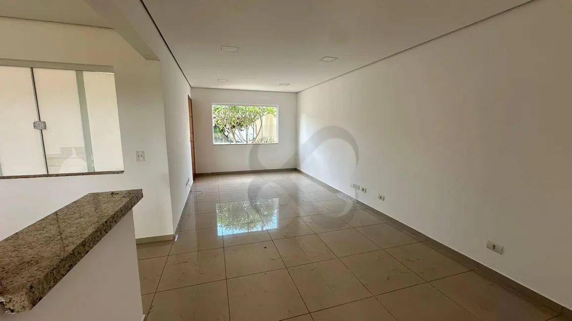 Sobrado com 3 quartos para alugar, 200m2 em Bandeirantes, Londrina - PR - imagem 5 Foto 5 de Sobrado com 3 quartos para alugar, 200m2 em Bandeirantes, Londrina - PR