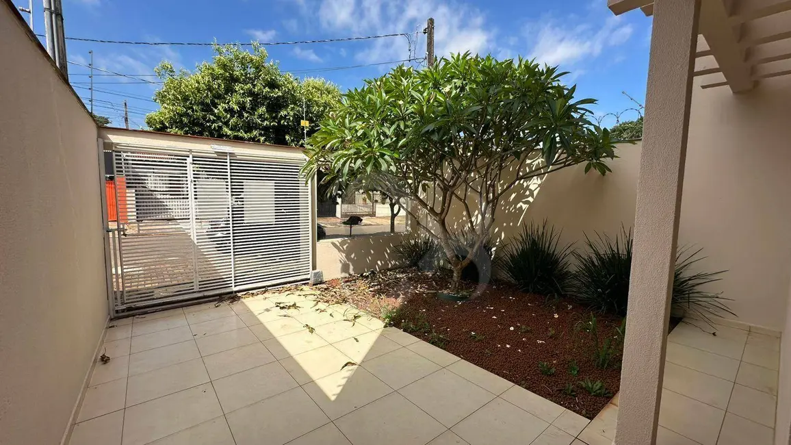 Sobrado com 3 quartos para alugar, 200m2 em Bandeirantes, Londrina - PR - imagem 2 Foto 2 de Sobrado com 3 quartos para alugar, 200m2 em Bandeirantes, Londrina - PR