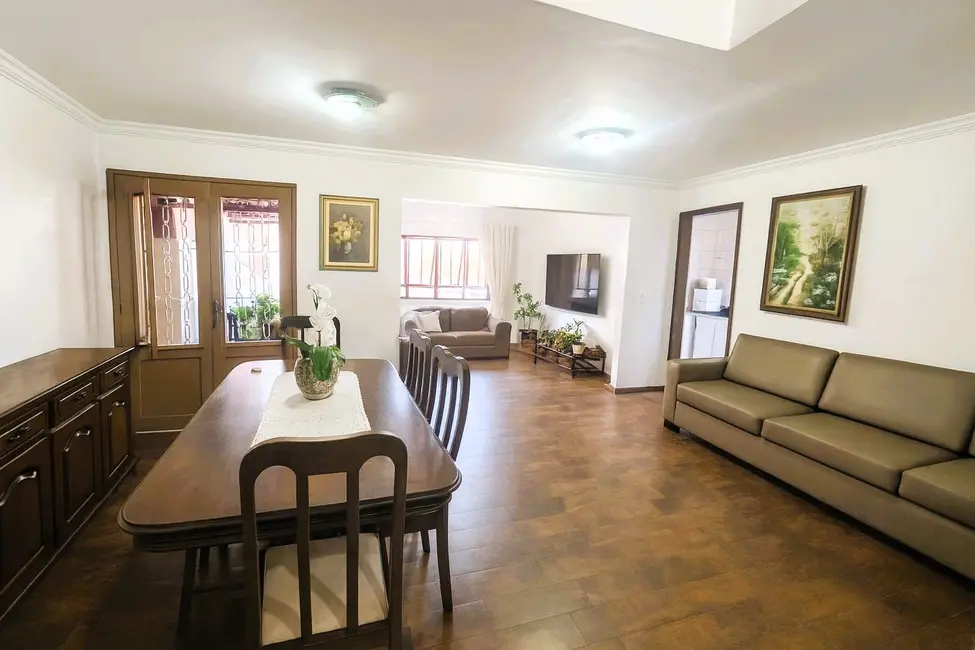 Foto 2 de Sobrado com 3 quartos à venda, 300m2 em Hedy, Londrina - PR