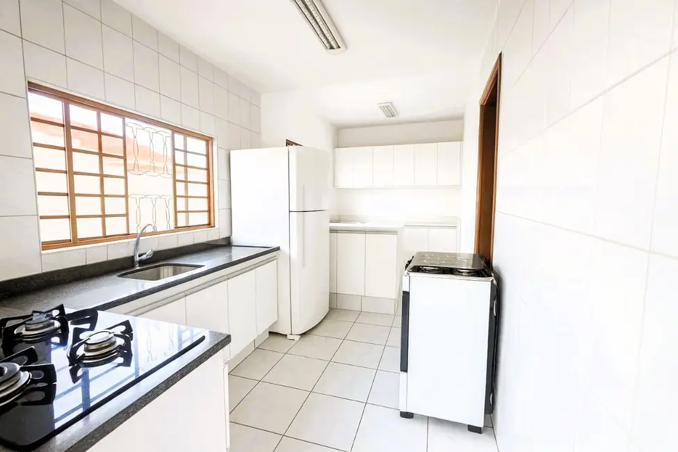 Foto 7 de Sobrado com 3 quartos à venda, 300m2 em Hedy, Londrina - PR