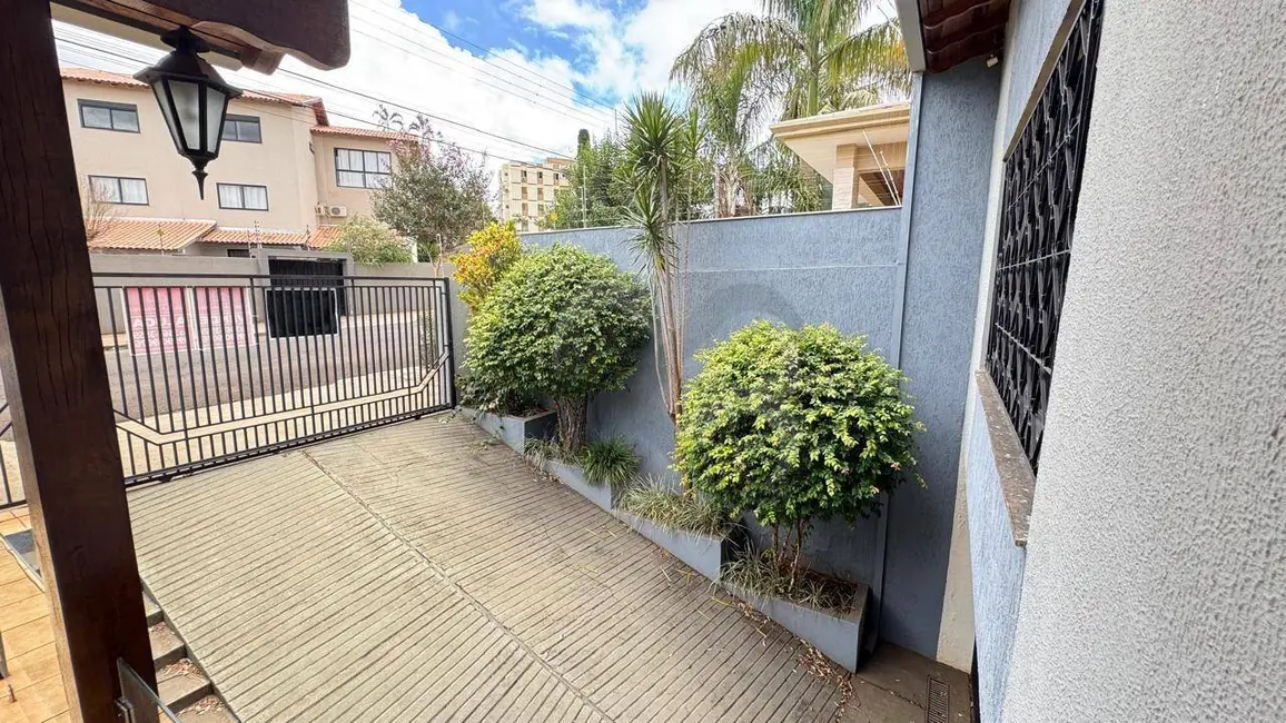 Casa com 4 quartos à venda e para alugar, 450m2 em Champagnat, Londrina - PR - imagem 2 Foto 2 de Casa com 4 quartos à venda e para alugar, 450m2 em Champagnat, Londrina - PR
