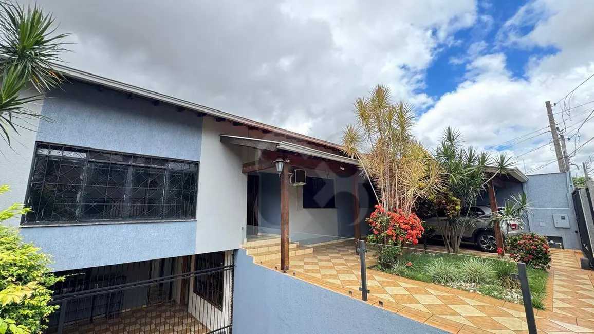 Casa com 4 quartos à venda e para alugar, 450m2 em Champagnat, Londrina - PR - imagem 3 Foto 3 de Casa com 4 quartos à venda e para alugar, 450m2 em Champagnat, Londrina - PR