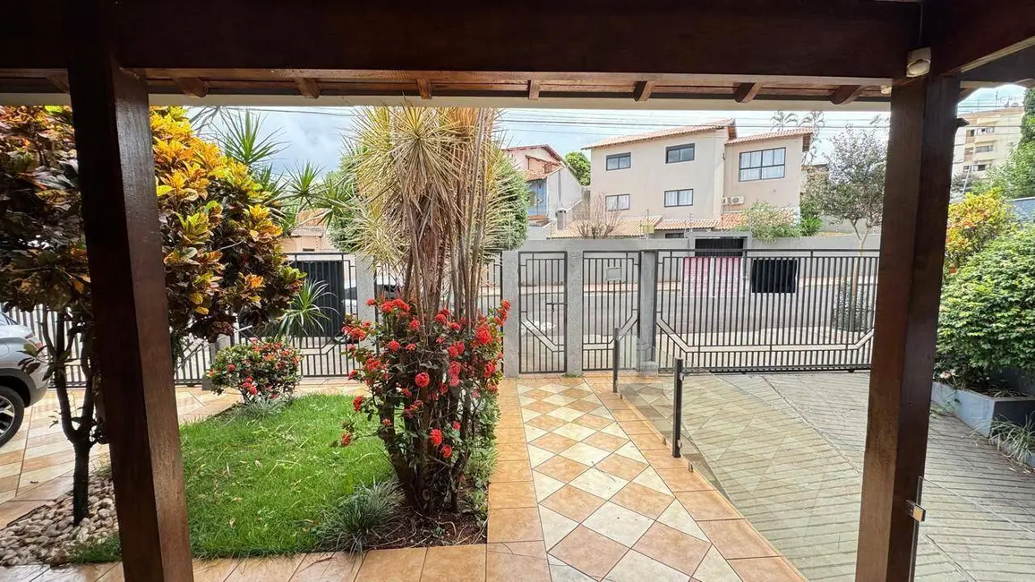 Casa com 4 quartos à venda e para alugar, 450m2 em Champagnat, Londrina - PR - imagem 5 Foto 5 de Casa com 4 quartos à venda e para alugar, 450m2 em Champagnat, Londrina - PR