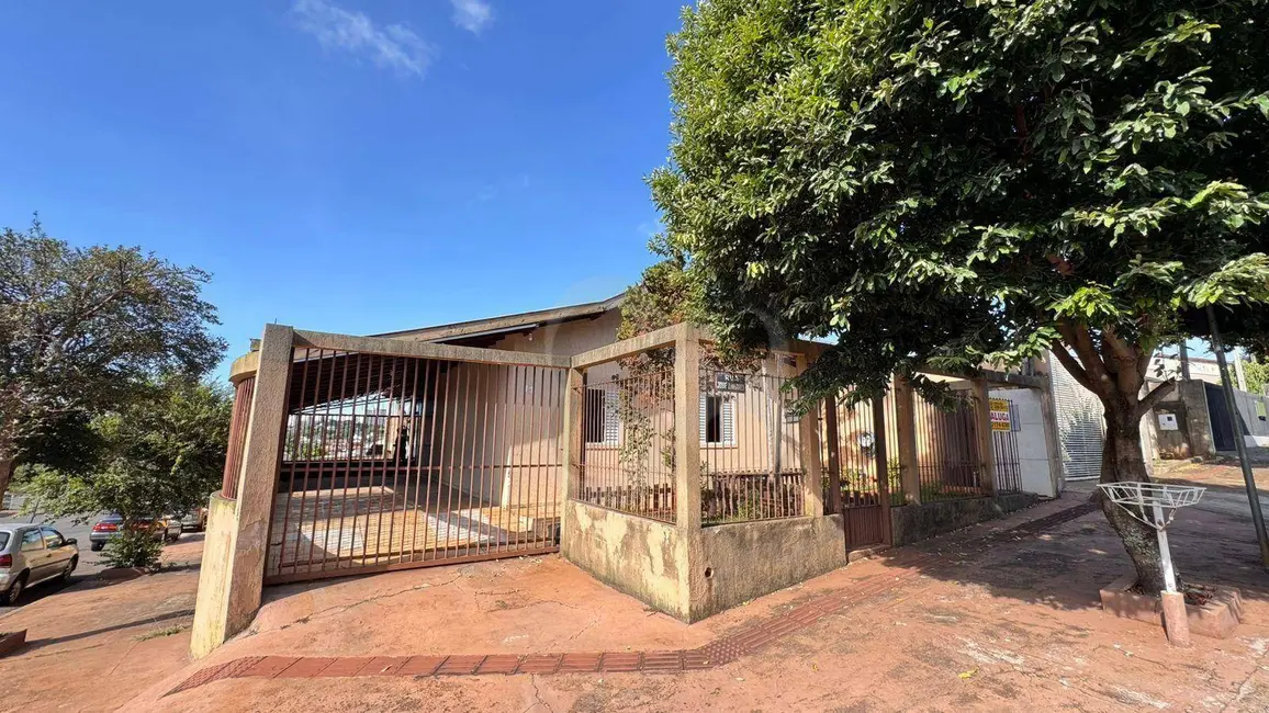 Foto 1 de Casa com 3 quartos para alugar, 230m2 em Hedy, Londrina - PR