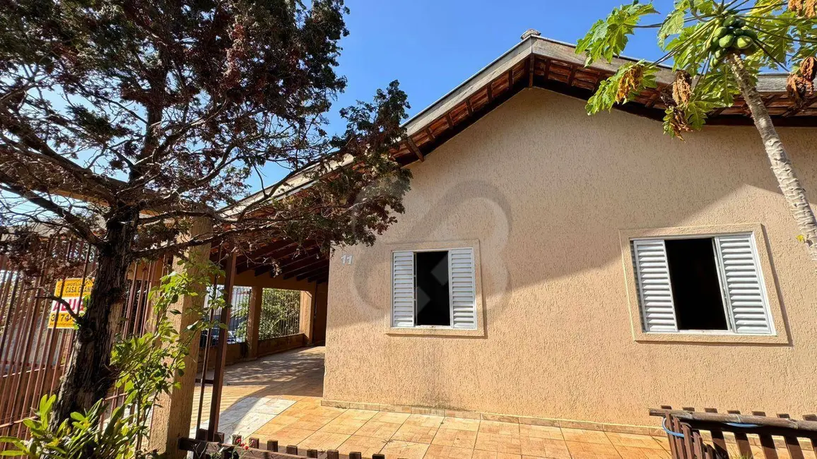 Foto 2 de Casa com 3 quartos para alugar, 230m2 em Hedy, Londrina - PR