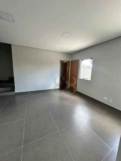 Foto 3 de Sobrado com 2 quartos para alugar, 250m2 em Colúmbia, Londrina - PR