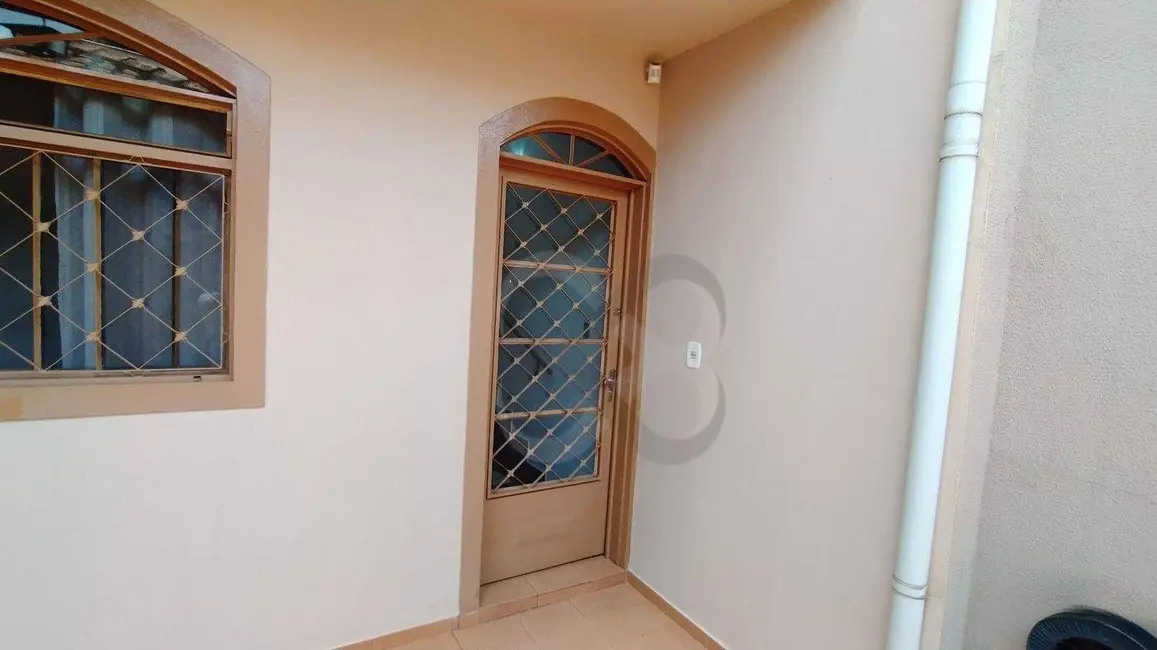 Foto 3 de Casa com 2 quartos para alugar, 150m2 em Aurora, Londrina - PR