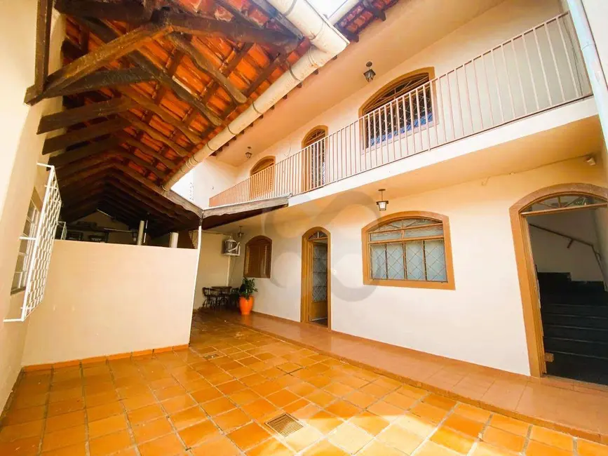 Foto 2 de Casa com 2 quartos para alugar, 150m2 em Aurora, Londrina - PR