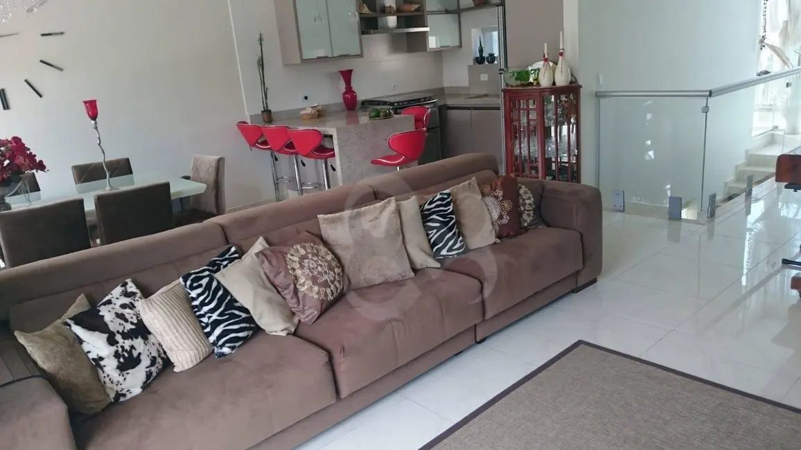 Sobrado com 4 quartos para alugar, 300m2 em Jardim Monte Sinai, Londrina - PR - imagem 8 Foto 8 de Sobrado com 4 quartos para alugar, 300m2 em Jardim Monte Sinai, Londrina - PR