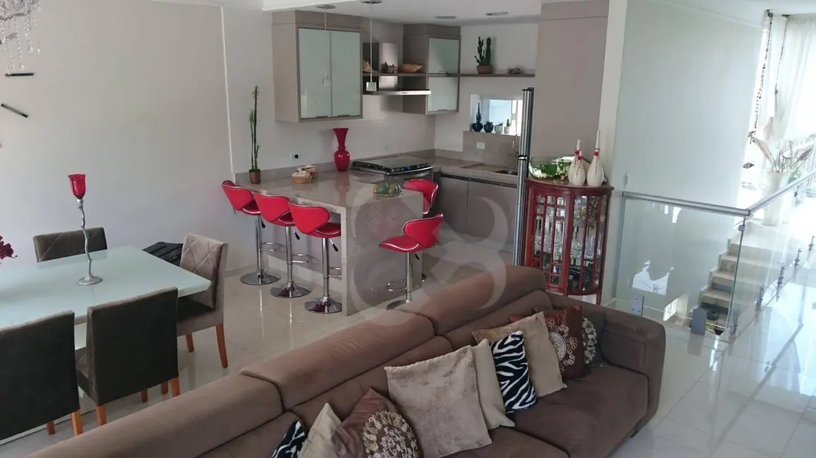 Sobrado com 4 quartos para alugar, 300m2 em Jardim Monte Sinai, Londrina - PR - imagem 9 Foto 9 de Sobrado com 4 quartos para alugar, 300m2 em Jardim Monte Sinai, Londrina - PR