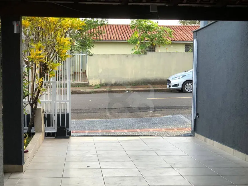 Foto 3 de Casa com 3 quartos para alugar, 250m2 em Messiânico, Londrina - PR