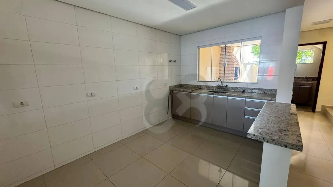 Sobrado com 3 quartos para alugar, 200m2 em Bandeirantes, Londrina - PR - imagem 8 Foto 8 de Sobrado com 3 quartos para alugar, 200m2 em Bandeirantes, Londrina - PR