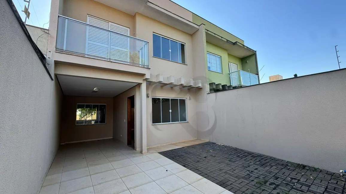 Sobrado com 3 quartos para alugar, 200m2 em Bandeirantes, Londrina - PR - imagem 3 Foto 3 de Sobrado com 3 quartos para alugar, 200m2 em Bandeirantes, Londrina - PR