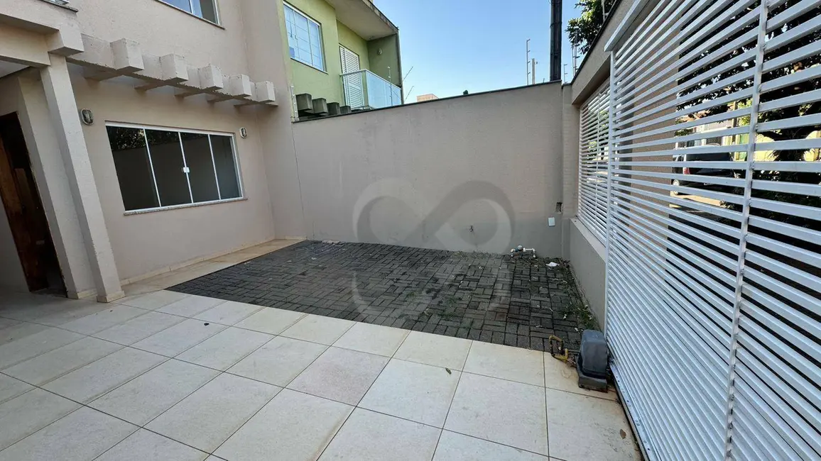 Sobrado com 3 quartos para alugar, 200m2 em Bandeirantes, Londrina - PR - imagem 2 Foto 2 de Sobrado com 3 quartos para alugar, 200m2 em Bandeirantes, Londrina - PR