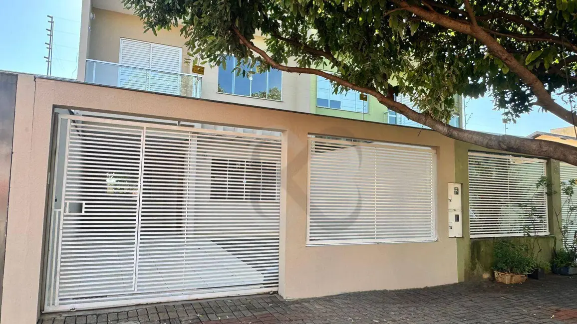 Sobrado com 3 quartos para alugar, 200m2 em Bandeirantes, Londrina - PR - imagem 1 Foto 1 de Sobrado com 3 quartos para alugar, 200m2 em Bandeirantes, Londrina - PR