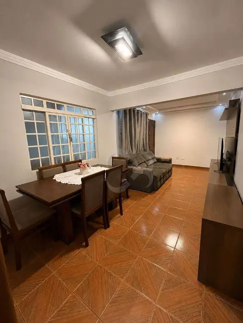Foto 3 de Casa com 4 quartos para alugar, 135m2 em Bandeirantes, Londrina - PR